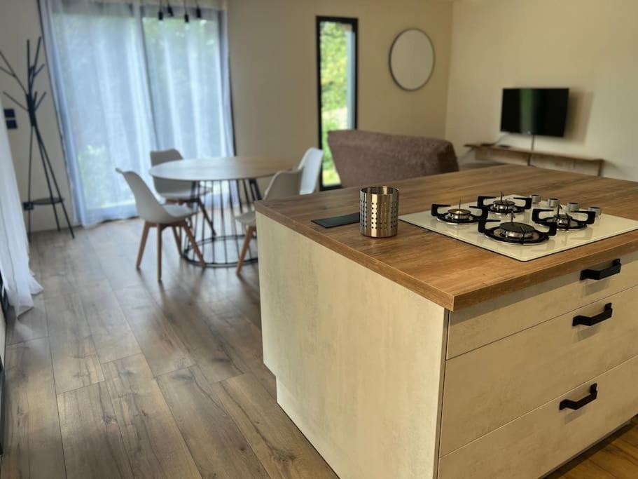 Maison En Bois A Entrechaux Bagian luar foto