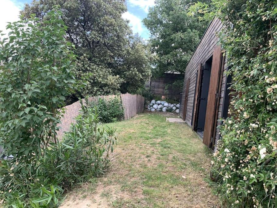 Maison En Bois A Entrechaux Bagian luar foto